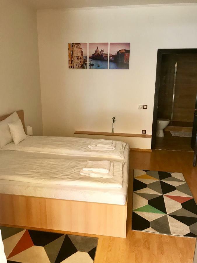 Cristi's Rooms - Pensiune Oradea Bagian luar foto