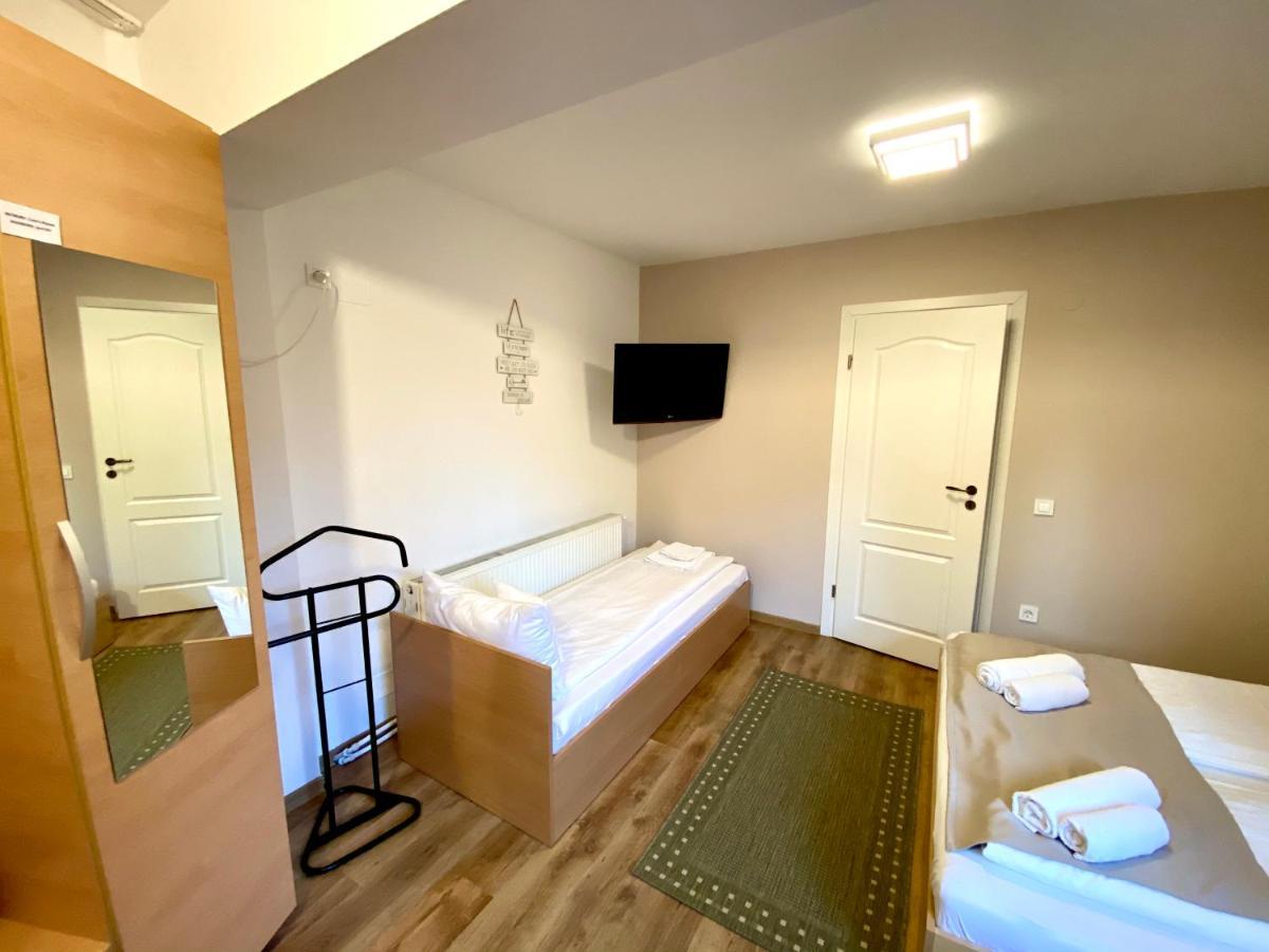 Cristi's Rooms - Pensiune Oradea Bagian luar foto